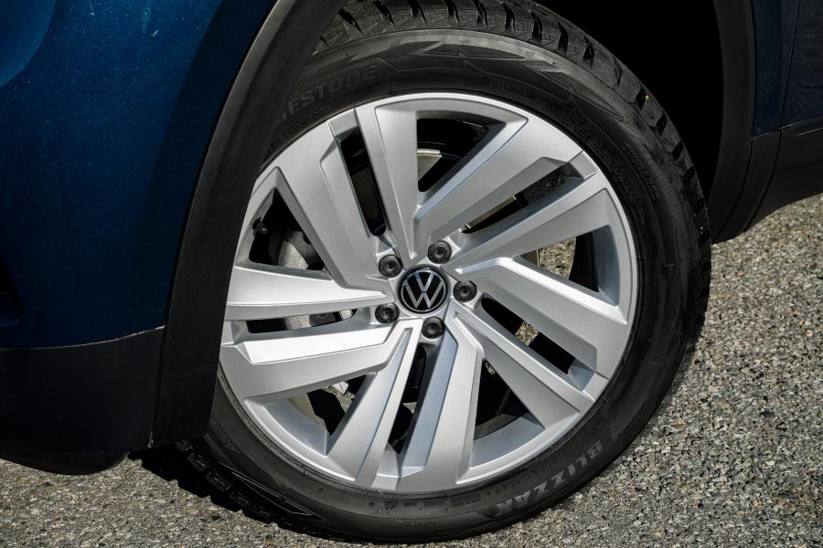 Колеса Volkswagen Atlas Cross Sport SE 2020 года  (фото 7 из 22)